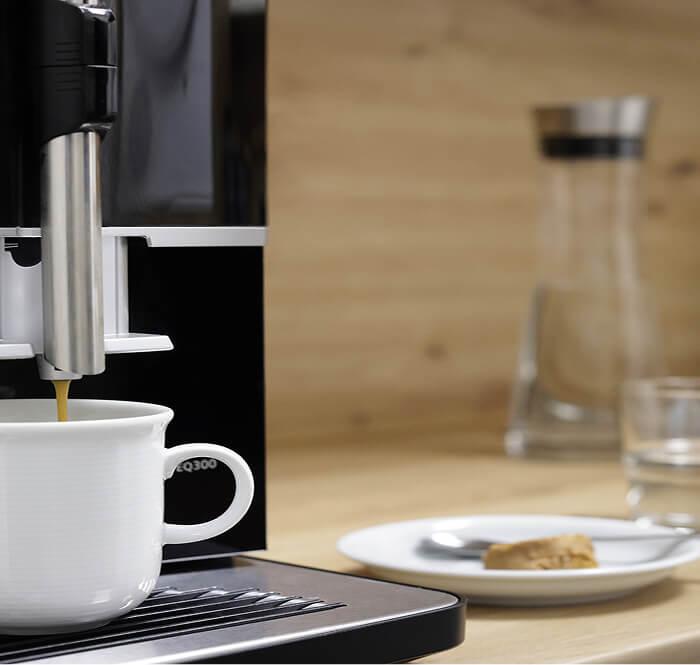 eine Kaffeemaschine, im Hintergrund Holzelemente